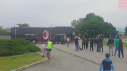 VIDEO Juventus-Milan, cori e insulti: i tifosi bianconeri accolgono così il pullman rossonero