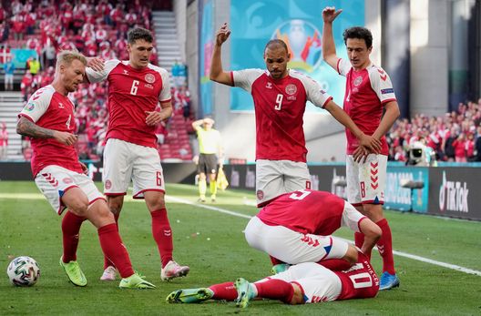 Eriksen si accascia a terra durante Danimarca Finlandia Eriksen si accascia a terra durante Danimarca Finlandia