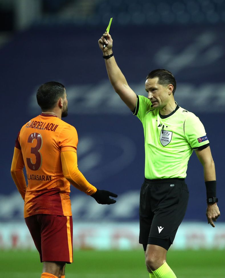 GLASGOW, SCOTLAND - OCTOBER 01: Omar Elabdellaoui of Galatasaray is shown the yellow card during the UEFA Europa League play-off match between Rangers and Galatasaray at Ibrox Stadium on October 01, 2020 in Glasgow, Scotland. Football Stadiums around Europe remain empty due to the Coronavirus Pandemic as Government social distancing laws prohibit fans inside venues resulting in fixtures being played behind closed doors. (Photo by Ian MacNicol/Getty Images) Capodanno, festeggiare con attenzione: Elabdellaoui nel 2020 ha rischiato di perdere la vista- immagine 2