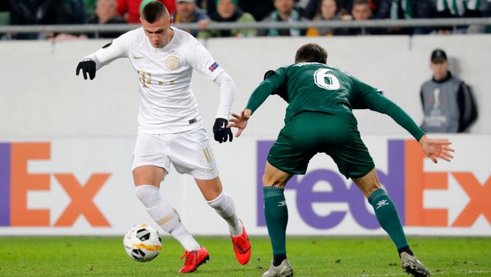 BUDAPEST, HUNGARY - NOVEMBER 28: (l-r) Oleksandr Zubkov of Ferencvarosi TC controls the ball before Lluis Lopez of Espanyol Barcelona during the UEFA Europa League Group stage match between Ferencvarosi TC and Espanyol Barcelona at Ferencvaros Stadium on November 28, 2019 in Budapest, Hungary. (Photo by Laszlo Szirtesi/Getty Images) BUDAPEST, HUNGARY - NOVEMBER 28: (l-r) Oleksandr Zubkov of Ferencvarosi TC controls the ball before Lluis Lopez of Espanyol Barcelona during the UEFA Europa League Group stage match between Ferencvarosi TC and Espanyol Barcelona at Ferencvaros Stadium on November 28, 2019 in Budapest, Hungary. (Photo by Laszlo Szirtesi/Getty Images)