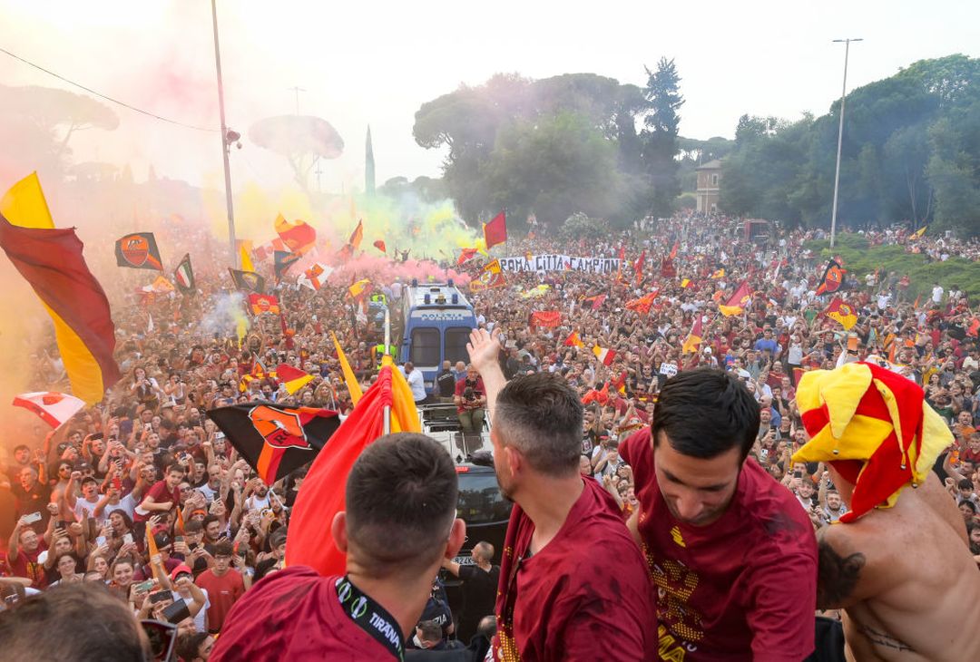 Roma, il popolo giallorosso in festa visto dal pullman della squadra – FOTO GALLERY - immagine 38
