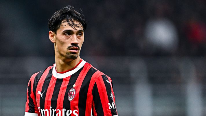 MILAN, ITALY - FEBRUARY 2: Tijjani Reijnders of Milan looks on during the Serie A match between AC Milan and FC Internazionale at Stadio Giuseppe Meazza on February 2, 2025 in Milan, Italy. (Photo by AC Milan/AC Milan via Getty Images) Reijnders, il motore del Milan: stagione da protagonista per l’olandese - immagine 1