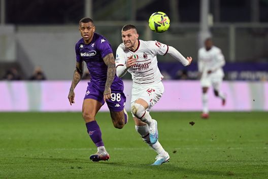 FLORENCE, ITALY - MARCH 04: Ante Rebic of AC Milan competes for the ball with Igor of ACF Fiorentina during the Serie A match between ACF Fiorentina and AC Milan at Stadio Artemio Franchi on March 04, 2023 in Florence, Italy. (Photo by Claudio Villa/AC Milan via Getty Images) Milan, Rebic ai saluti: l’ex viola può tornare in Germania- immagine 2