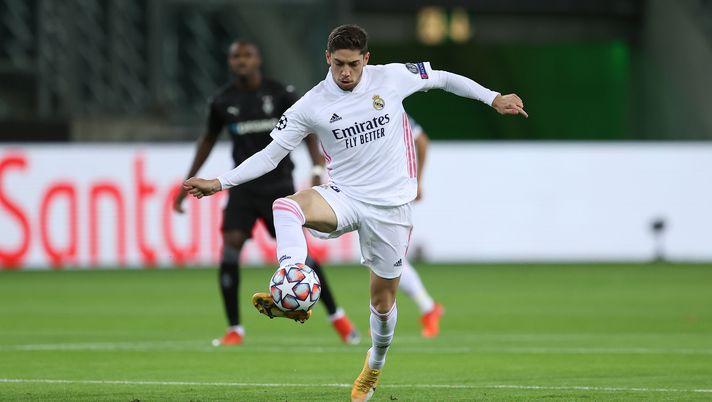 MOENCHENGLADBACH, GERMANY - OCTOBER 27: Federico Valverde of Madrid runs with the ball during the UEFA Champions League Group B stage match between Borussia Moenchengladbach and Real Madrid at Borussia-Park on October 27, 2020 in Moenchengladbach, Germany. (Photo by Lars Baron/Getty Images) MOENCHENGLADBACH, GERMANY - OCTOBER 27: Federico Valverde of Madrid runs with the ball during the UEFA Champions League Group B stage match between Borussia Moenchengladbach and Real Madrid at Borussia-Park on October 27, 2020 in Moenchengladbach, Germany. (Photo by Lars Baron/Getty Images)