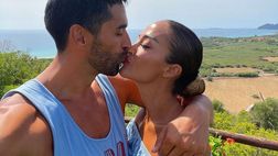 Palmas e Magnini, amore ‘infinito’: il bacio sulle coste della Sardegna