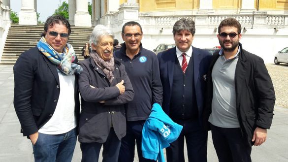 Gigi Gabetto a Superga insieme a Maurizio Sarri (a sinistra dell'allenatore del Napoli) Il Torino ritrova Maurizio Sarri: l’ex Juventus con la passione per Superga- immagine 2