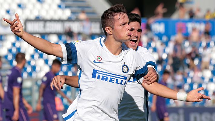 REGGIO NELL'EMILIA, ITALY - JUNE 11: Zinco Vanheusden of FC Internazionale Milano (L) celebrates with his team-mate Matteo Rover after scoring the opening goal during the Primavera TIM Playoffs match between FC Internazionale and ACF Fiorentina on June 11, 2017 in Reggio nell'Emilia, Italy. (Photo by Emilio Andreoli - Inter/Inter via Getty Images) REGGIO NELL'EMILIA, ITALY - JUNE 11: Zinco Vanheusden of FC Internazionale Milano (L) celebrates with his team-mate Matteo Rover after scoring the opening goal during the Primavera TIM Playoffs match between FC Internazionale and ACF Fiorentina on June 11, 2017 in Reggio nell'Emilia, Italy. (Photo by Emilio Andreoli - Inter/Inter via Getty Images)