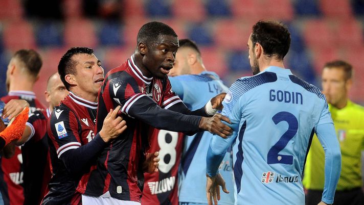 BOLOGNA, ITALY - NOVEMBER 01: players of Bologna FC and Cagliari Calcio argue during the Serie A match between Bologna FC and Cagliari Calcio at Stadio Renato Dall'Ara on November 01, 2021 in Bologna, Italy. (Photo by Mario Carlini / Iguana Press/Getty Images) Nessuno peggio del Cagliari: 20 sconfitte nell’anno solare 2021 - immagine 1