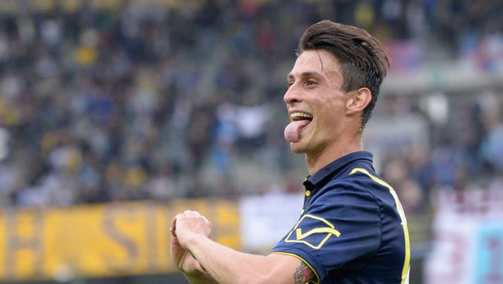 VERONA, ITALY - MAY 20: Roberto Inglese of AC ChievoVerona celebrates after scoring his team's second goal during the Serie A match between AC ChievoVerona and AS Roma at Stadio Marc'Antonio Bentegodi on May 20, 2017 in Verona, Italy. (Photo by Dino Panato/Getty Images) Inglese, nuova ipotesi a sorpresa: la Samp chiama, l’idea di Ancelotti - immagine 1