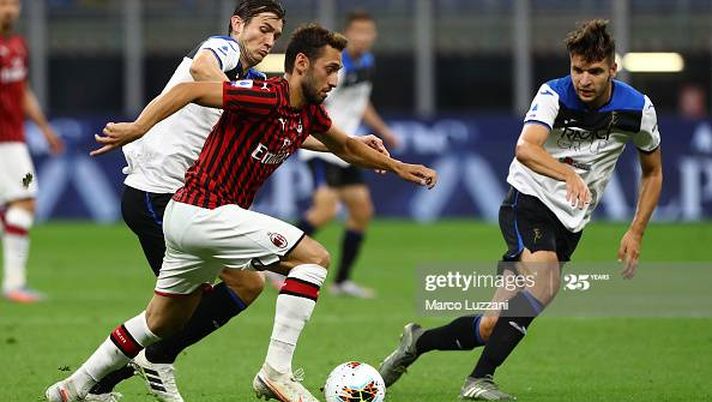 MILAN, ITALY - JULY 24: Hakan Calhanoglu (C) of AC Milan is challenged by Marten De Roon (L) of Atalanta BC during the Serie A match between AC Milan and Atalanta BC at Stadio Giuseppe Meazza on July 24, 2020 in Milan, Italy. (Photo by Marco Luzzani/Getty Images) MILAN, ITALY - JULY 24: Hakan Calhanoglu (C) of AC Milan is challenged by Marten De Roon (L) of Atalanta BC during the Serie A match between AC Milan and Atalanta BC at Stadio Giuseppe Meazza on July 24, 2020 in Milan, Italy. (Photo by Marco Luzzani/Getty Images)
