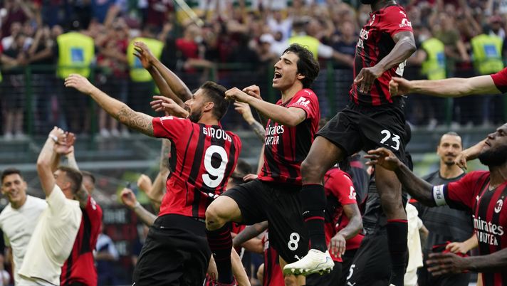MILAN, ITALY - MAY 15: Players of Milan celebrate after the Serie A match between AC Milan and Atalanta BC at Stadio Giuseppe Meazza on May 15, 2022 in Milan, Italy. (Photo by Pier Marco Tacca/AC Milan via Getty Images)