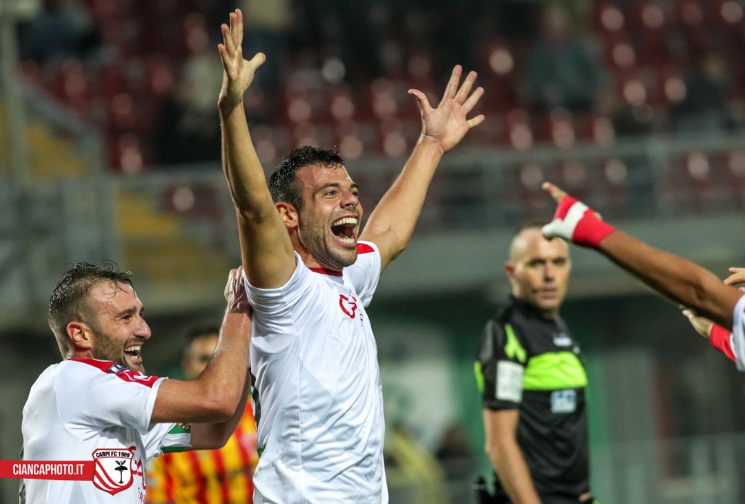  MICHELE VANO Il suo modo di giocare divide gli addetti ai lavori, ma quest'estate in tantissimi gli hanno fatto la corte. Molti si sono fermati di fronte le richieste del Carpi, il più furbo è stato il Mantova che è riuscito a creare un ponte con il Verona assicurandosi un giocatore molto prezioso 