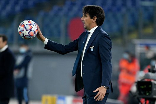 ROME, ITALY - NOVEMBER 24: SS Lazio head coach Simone Inzaghi passes the ball during the UEFA Champions League Group F stage match between SS Lazio and Zenit St. Petersburg at Stadio Olimpico on November 24, 2020 in Rome, Italy. (Photo by Marco Rosi - SS Lazio/Getty Images) ROME, ITALY - NOVEMBER 24: SS Lazio head coach Simone Inzaghi passes the ball during the UEFA Champions League Group F stage match between SS Lazio and Zenit St. Petersburg at Stadio Olimpico on November 24, 2020 in Rome, Italy. (Photo by Marco Rosi - SS Lazio/Getty Images)