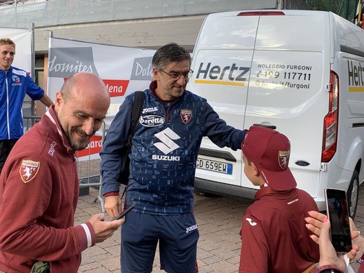  Ivan Juric con i tifosi granata al termine di un allenamento a Santa Cristina 