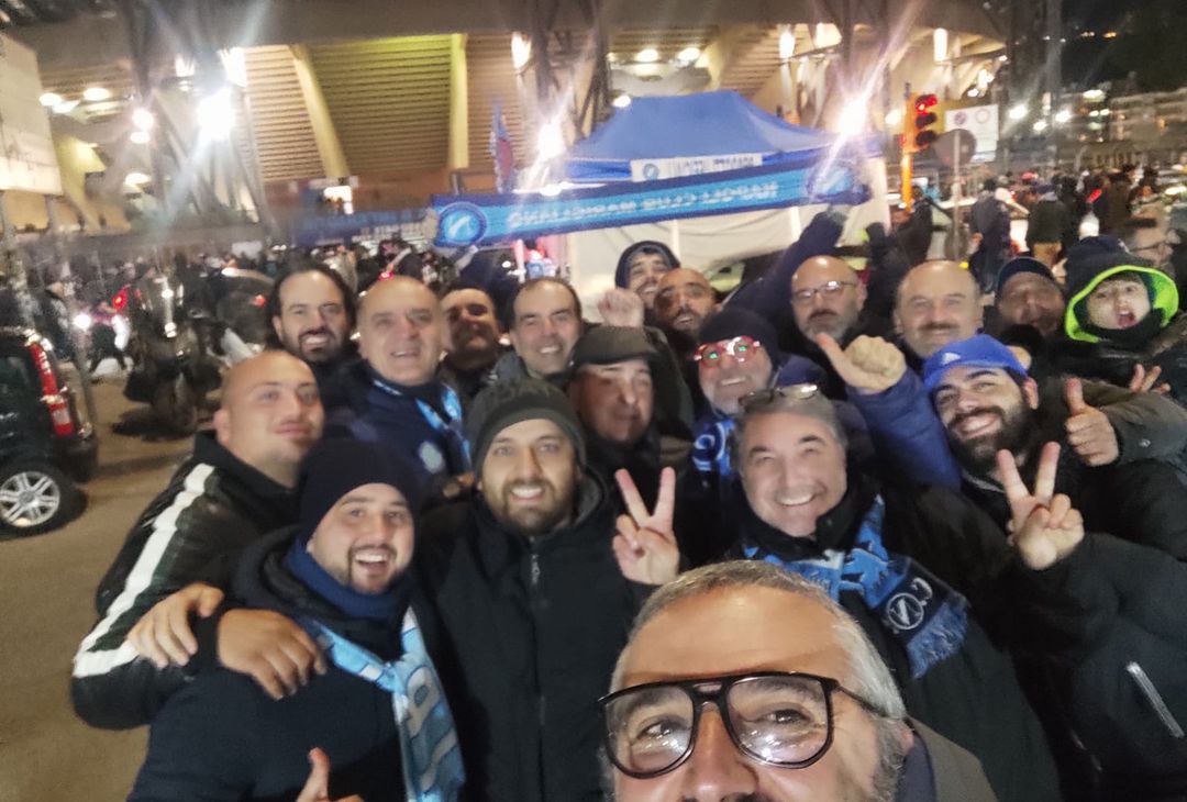 FOTO UANM, i tifosi al Maradona e dalle sedi per Napoli-Roma: striscioni e sorrisi - immagine 11