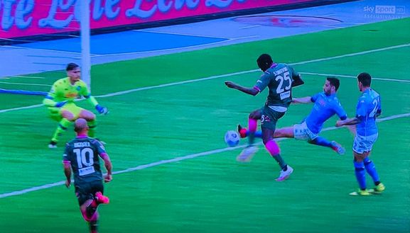 Napoli-Crotone 3-2, i difensori del Napoli non riescono a tenere Simy! Doppietta del nigeriano Napoli-Crotone 3-2, i difensori del Napoli non riescono a tenere Simy! Doppietta del nigeriano
