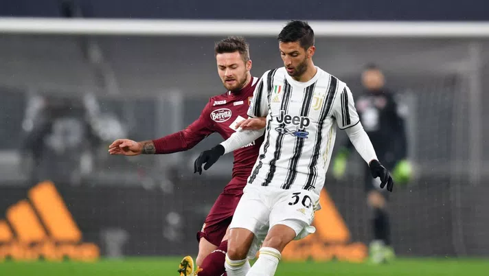 TURIN, ITALY - DECEMBER 05: Rodrigo Bentancur of Juventus is challenged by Karol Linetty of Torino FC during the Serie A match between Juventus and Torino FC at Allianz Stadium on December 05, 2020 in Turin, Italy. Football Stadiums around Italy remain empty due to the Coronavirus Pandemic as Government social distancing laws prohibit fans inside venues resulting in fixtures being played behind closed doors. (Photo by Valerio Pennicino/Getty Images)