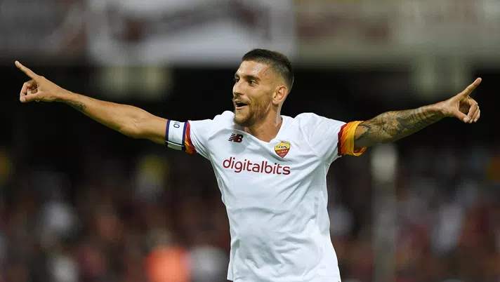 SALERNO, ITALY - AUGUST 29: Lorenzo Pellegrini of AS Roma celebrates after scoring the 0-4 goal during the Serie A match between US Salernitana and AS Roma at Stadio Arechi on August 29, 2021 in Salerno, Italy. (Photo by Francesco Pecoraro/Getty Images)