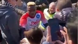 Osimhen, il gesto per una giovane tifosa (VIDEO)