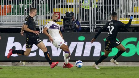VENICE, ITALY - OCTOBER 18: Michael Svoboda of Venezia competes for the ball with Sofyan Amrabat of Fiorentina during the Serie A match between Venezia FC and ACF Fiorentina at Stadio Pier Luigi Penzo on October 18, 2021 in Venice, Italy. (Photo by Maurizio Lagana/Getty Images) VENICE, ITALY - OCTOBER 18: Michael Svoboda of Venezia competes for the ball with Sofyan Amrabat of Fiorentina during the Serie A match between Venezia FC and ACF Fiorentina at Stadio Pier Luigi Penzo on October 18, 2021 in Venice, Italy. (Photo by Maurizio Lagana/Getty Images)