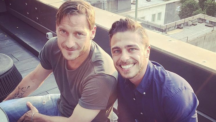 Totti cambia aria: a Milano con Ilary, poi weekend a Ponza – FOTO Totti cambia aria: a Milano con Ilary, poi weekend a Ponza – FOTO