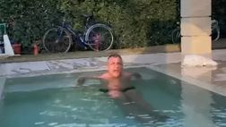 VIDEO / Vieri, tuffo gelatissimo in piscina. I follower ci scherzano su