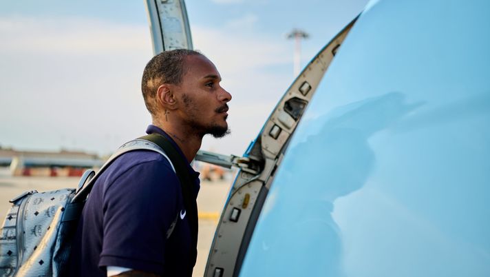 LENS, FRANCE - JULY 22: Valentino Lazaro of FC Internazionale boards a plane during the Inter travel to Lens on July 22, 2022 in Lens, France. (Photo by Mattia Ozbot - Inter/Inter via Getty Images) Ag Lazaro: “Inter speciale, ma ha deciso così. Torino scelta giusta. Il futuro…” - immagine 1