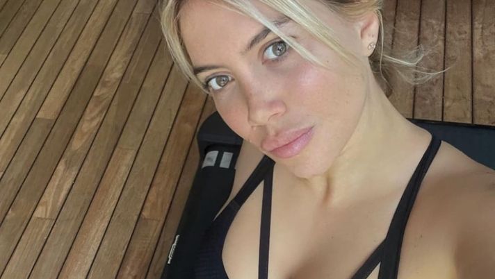 Wanda Nara accoglie il weekend così: outfit sportivo e décolleté da urlo  Wanda Nara accoglie il weekend così: outfit sportivo e décolleté da urlo