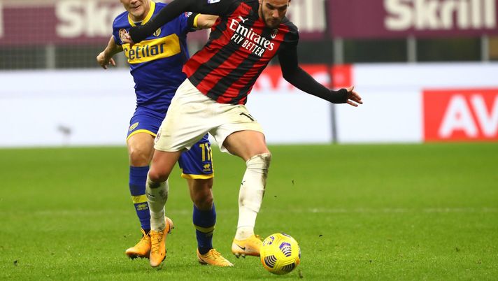 Theo Hernández (difensore AC Milan) contro Andreas Cornelius in Milan-Parma 2-2 (Serie A 2020-2021) | AC Milan News (Getty Images) 