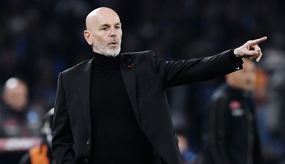 Stefano Pioli (allenatore AC Milan) qui durante Napoli-Milan 0-1 (Serie A 2021-2022) | News (Getty Images) Stefano Pioli (allenatore AC Milan) qui durante Napoli-Milan 0-1 (Serie A 2021-2022) | News (Getty Images)