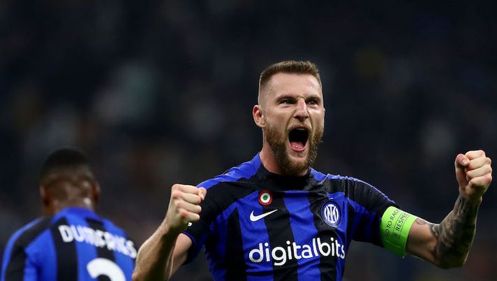 MILAN, ITALY - OCTOBER 04: Milan Skriniar of FC Internazionale celebrates after their side's victory during the UEFA Champions League group C match between FC Internazionale and FC Barcelona at San Siro Stadium on October 04, 2022 in Milan, Italy. (Photo by Marco Luzzani/Getty Images) Di Marzio: “Il PSG non fa rilanci per Skriniar, l’Inter ha preso una decisione” - immagine 1