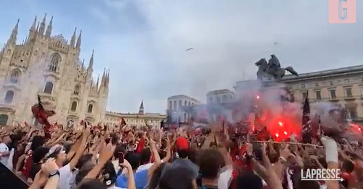 VIDEO Milan, la festa continua: i tifosi attendono in Duomo il pullman scoperto