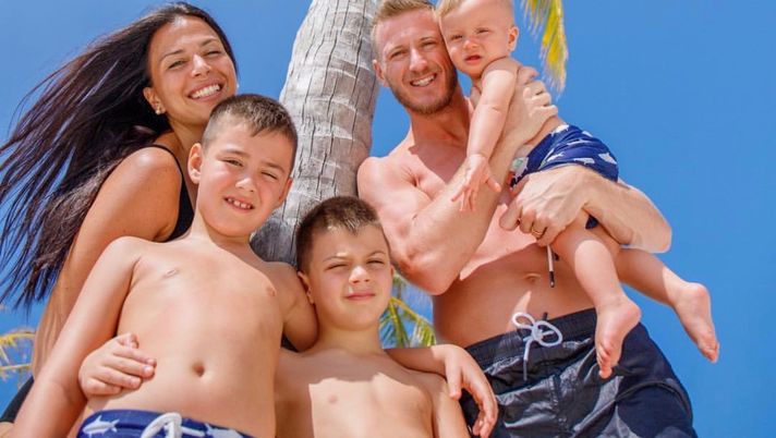 La moglie di Ignazio Abate: “Presa male dalle foto di famiglia, risolto con un drone”  La moglie di Ignazio Abate: “Presa male dalle foto di famiglia, risolto con un drone”