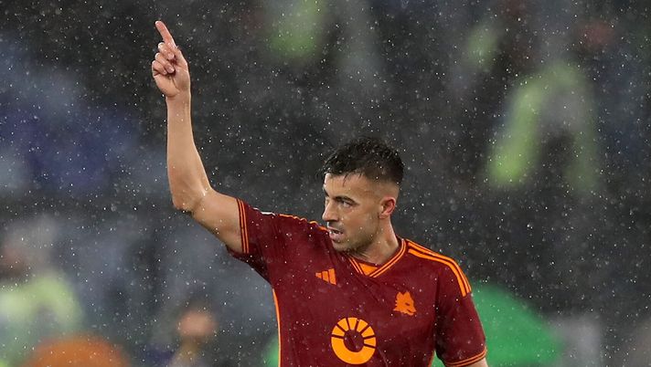 ROME, ITALY - FEBRUARY 10: Stephan El Shaarawy of AS Roma celebrates scoring his team's second goal during the Serie A TIM match between AS Roma and FC Internazionale at Stadio Olimpico on February 10, 2024 in Rome, Italy. (Photo by Paolo Bruno/Getty Images) Il Faraone ritrovato - immagine 1