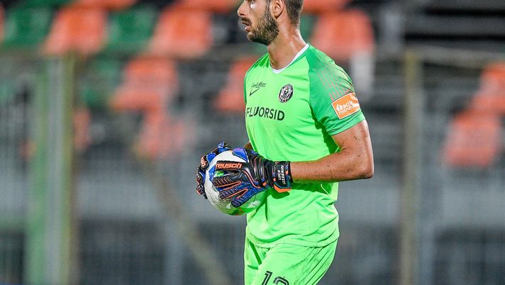 VENICE, ITALY - JULY 31:  Luca Lezzerini goalkeeper of Venezia FC in action during the serie B match between Venezia FC and AC Perugia at Stadio Pier Luigi Penzo on July 31, 2020 in Venice, Italy.  (Photo by Getty Images/Getty Images for Lega Serie B) 