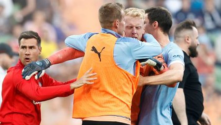 MELBOURNE, AUSTRALIA - DECEMBER 17: A bleeding Tom Glover of Melbourne City is escorted from the pitch by team mates after fans stormed the pitch during the round eight A-League Men's match between Melbourne City and Melbourne Victory at AAMI Park, on December 17, 2022, in Melbourne, Australia. (Photo by Darrian Traynor/Getty Images) Torna il derby di Melbourne, la Federazione: “Altri incidenti? Tolleranza zero…” - immagine 1