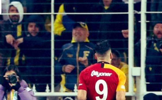 Rigore del 2-1: Falcao esulta davanti ai tifosi del Fenerbahce 