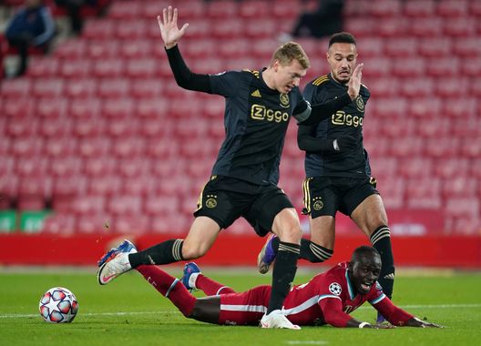 LIVERPOOL, ENGLAND - DECEMBER 01: Sadio Mane of Liverpool is challenged by Perr Schuurs and Jurgen Ekkelenkamp of Ajax during the UEFA Champions League Group D stage match between Liverpool FC and Ajax Amsterdam at Anfield on December 01, 2020 in Liverpool, England. Sporting stadiums around the UK remain under strict restrictions due to the Coronavirus Pandemic as Government social distancing laws prohibit fans inside venues resulting in games being played behind closed doors. (Photo by Jon Super - Pool/Getty Images) Fiorentina, operazione Schuurs: costi e tempi, scenario in evoluzione- immagine 2