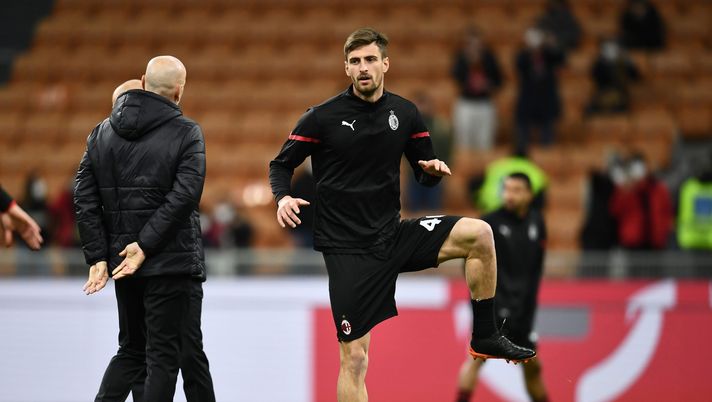 MILAN, ITALY - JANUARY 17: Matteo Gabbia of AC Milan warms up ahead before the Serie A match between AC Milan and Spezia Calcio at Stadio Giuseppe Meazza on January 17, 2022 in Milan, Italy. (Photo by Claudio Villa/AC Milan via Getty Images)