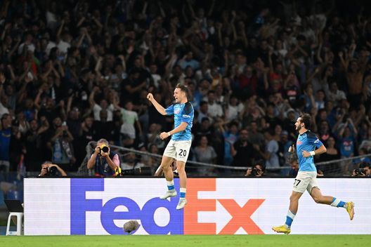 FOTO Il Napoli celebra le 300 presenze di Zielinski in maglia azzurra- immagine 2