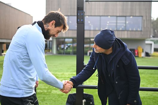 Inter, Spalletti accolto alla Pinetina da Inzaghi. Abbraccio caloroso con Barella- immagine 3