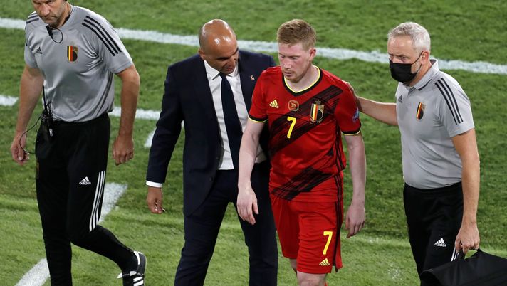 SEVILLE, SPAIN - JUNE 27: Roberto Martinez, Head Coach of Belgium consoles Kevin De Bruyne of Belgium as he leaves the pitch after suffering an injury during the UEFA Euro 2020 Championship Round of 16 match between Belgium and Portugal at Estadio La Cartuja on June 27, 2021 in Seville, Spain. (Photo by Jose Manuel Vidal - Pool/Getty Images) SEVILLE, SPAIN - JUNE 27: Roberto Martinez, Head Coach of Belgium consoles Kevin De Bruyne of Belgium as he leaves the pitch after suffering an injury during the UEFA Euro 2020 Championship Round of 16 match between Belgium and Portugal at Estadio La Cartuja on June 27, 2021 in Seville, Spain. (Photo by Jose Manuel Vidal - Pool/Getty Images)