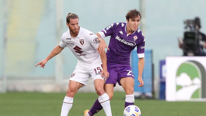 FLORENCE, ITALY - SEPTEMBER 19: Federico Chiesa of ACF Fiorentina battles for the ball with Cristian Ansaldi of Torino FC during the Serie A match between ACF Fiorentina and Torino FC at Stadio Artemio Franchi on September 19, 2020 in Florence, Italy.  (Photo by Gabriele Maltinti/Getty Images)