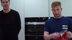 Facce da derby, regalano a De Bruyne una maglia del Manchester United: e la sua faccia non ha prezzo…