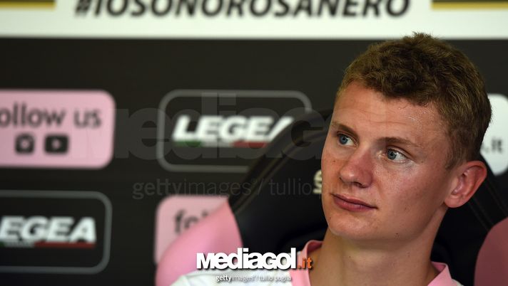 PALERMO, ITALY - AUGUST 07: Pawel Dawidowicz answers questions during his presentation as new player of US Citta' di Palermo at Campo Tenente Onorato on August 7, 2017 in Palermo, Italy. (Photo by Tullio M. Puglia/Getty Images) PALERMO, ITALY - AUGUST 07: Pawel Dawidowicz answers questions during his presentation as new player of US Citta' di Palermo at Campo Tenente Onorato on August 7, 2017 in Palermo, Italy. (Photo by Tullio M. Puglia/Getty Images)