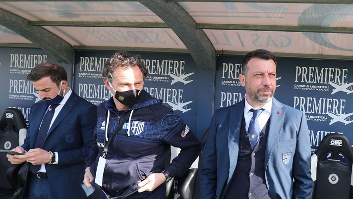 LA SPEZIA, ITALY - FEBRUARY 27: Roberto D'Aversa manager of Parma Calcio looks on during the Serie A match between Spezia Calcio and Parma Calcio at Stadio Alberto Picco on February 27, 2021 in La Spezia, Italy. (Photo by Gabriele Maltinti/Getty Images) LA SPEZIA, ITALY - FEBRUARY 27: Roberto D'Aversa manager of Parma Calcio looks on during the Serie A match between Spezia Calcio and Parma Calcio at Stadio Alberto Picco on February 27, 2021 in La Spezia, Italy. (Photo by Gabriele Maltinti/Getty Images)