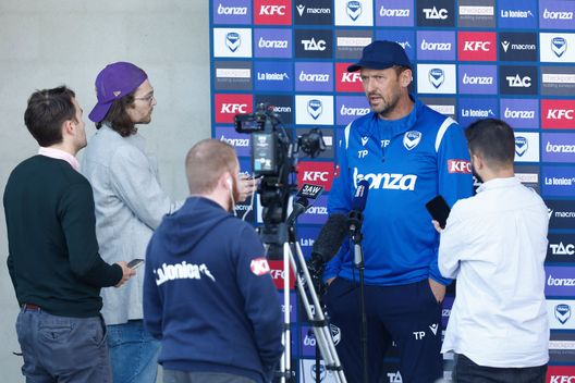 Tony Popovic con i giornalisti (Photo by Darrian Traynor/Getty Images) Il Melbourne Victory al derby senza i suoi tifosi: il tecnico “Sembrava una partita ai tempi del Covid”- immagine 2
