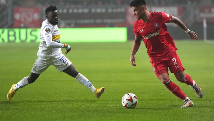 ENSCHEDE, NETHERLANDS - NOVEMBER 28: Mees Hilgers #2 of FC Twente dribbles the ball as Ousseynou Niang #22 of Royal Union Saint-Gilloise defends in the second half of the UEFA Europa League 2024/25 League Phase MD5 match between FC Twente and Royale Union Saint-Gilloise at FC Twente Stadium on November 28, 2024 in Enschede, Netherlands. (Photo by Alex Bierens de Haan/Getty Images) Il Bologna si muove sui difensori: occhi su Hilgers e Okoli- immagine 1