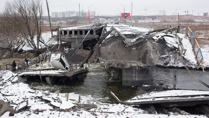 IRPIN, UKRAINE - MARCH 1: A view of a destroyed bridge on March 1, 2022 in Irpin, Ukraine. Russian forces continued to advance on the Ukrainian capital of Kyiv as their invasion of its western neighbor entered its sixth day. Intense battles also continue in Ukraine's other major cities. (Photo by Anastasia Vlasova/Getty Images) Guerra in Ucraina, tra le vittime anche due calciatori professionisti - immagine 1