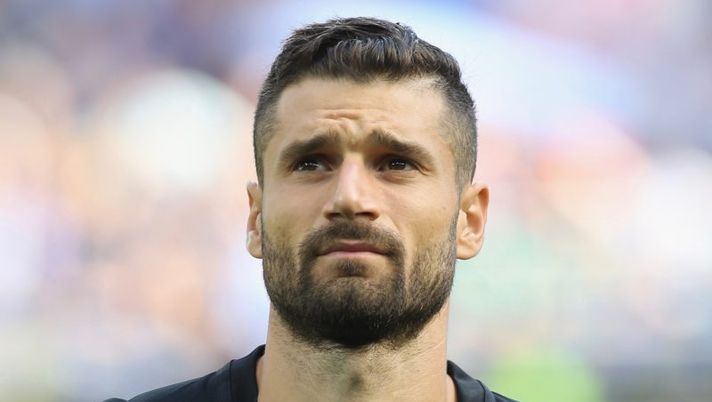 MILAN, ITALY - SEPTEMBER 25: Antonio Candreva of Inter during the Serie A match between FC Internazionale and Bologna FC at Stadio Giuseppe Meazza on September 25, 2016 in Milan, Italy. (Photo by Maurizio Lagana/Getty Images) Candreva, la Gazzetta rivela: “Ecco il livello del suo infortunio” - immagine 1